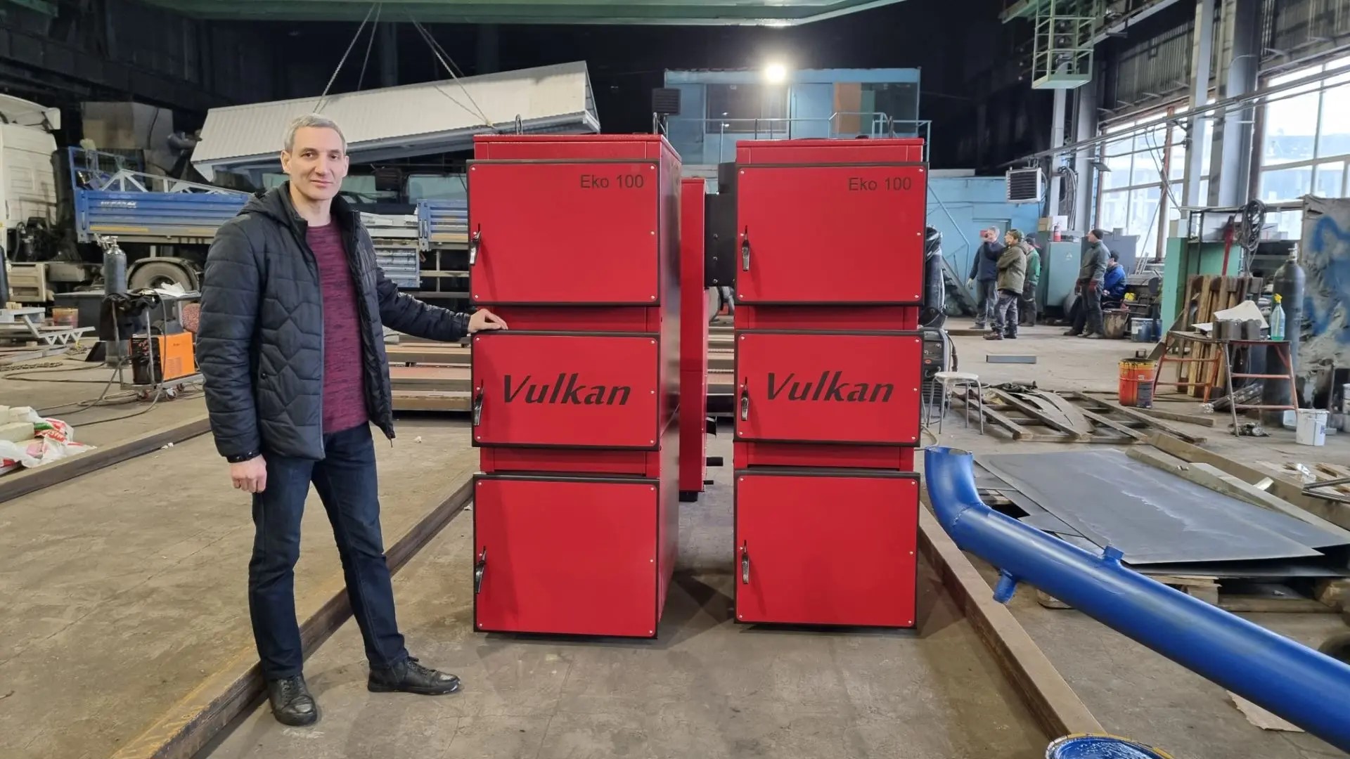 Андрей Николаевич Наседкин рядом с котлами VULKAN в производственном цехе